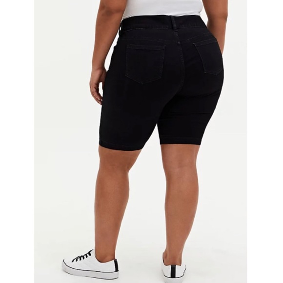 BNWT Torrid Super Soft Black Jegging Bermuda Short - Picture 5 of 7